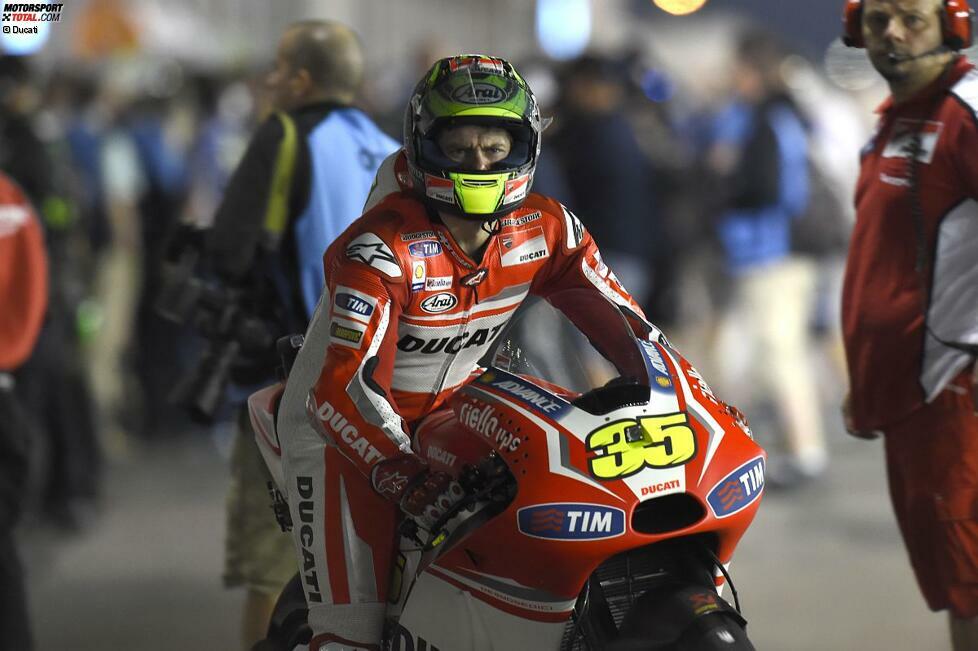 Bei Cal Crutchlow spielt die Elektronik von Magneti Marelli verrückt. Das Motorrad weiß zeitweise nicht, auf welcher Strecke es sich befindet. Auf der Zielgeraden rollt die Ducati zudem aus und der Brite parkt in der Boxengasse. Dennoch kommt er bei seinem ersten Rennen als Werksfahrer ins Ziel.