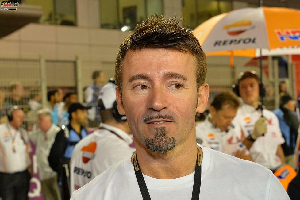 ... Max Biaggi stattet der MotoGP einen Besuch ab. Unvergessen ist sein Rennen in Katar im Jahr 2007, allerdings in der Superbike-WM. Damals gewann er gleich sein erstes Rennen für Suzuki. Es wurde damals allerdings bei Tag gefahren.