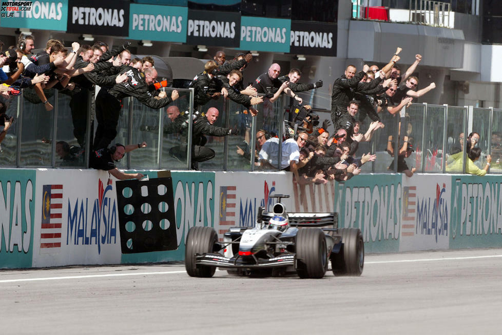 In seiner zweiten McLaren-Saison 2003 gelingt Räikkönen der Durchbruch: Beim zweiten Rennen in Malaysia feiert er seinen ersten Formel-1-Sieg. Und weil er in der tropischen Hitze kühlen Kopf bewahrt, wird die Legende des 