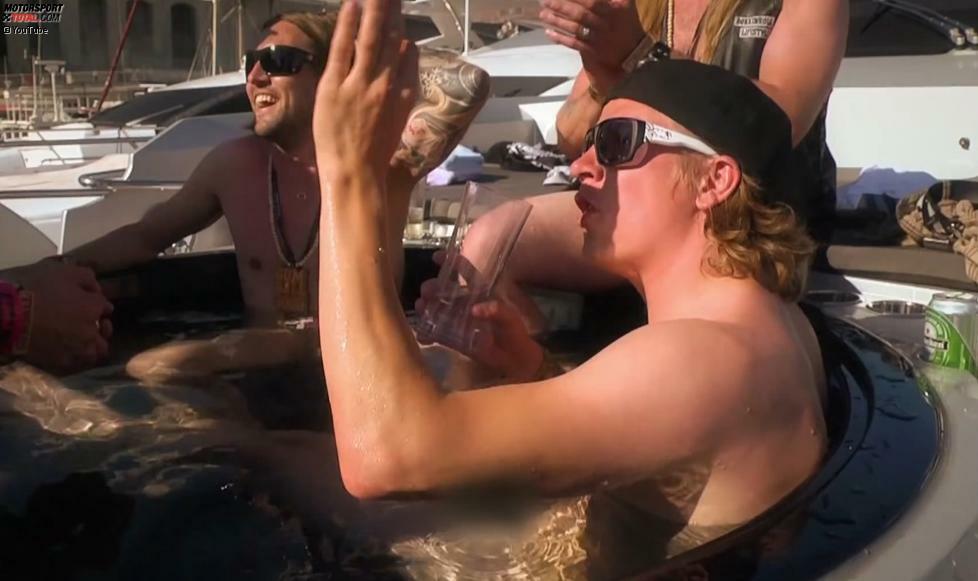 Der Finne - in frühen Jahren als Partylöwe und Karaokesänger bekannt - hat auch keine Hemmungen davor, mit nackten Zeitgenossen (The Dudesons) im Whirlpool ein Bier zu schlürfen.