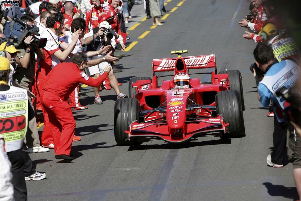 Zurück zum Sportlichen: 2007 beginnt mit dem Wechsel zu Ferrari eine neue Ära bei der Scuderia. Räikkönen muss die großen Fußstapfen von Michael Schumacher ausfüllen. Und gleich im ersten Rennen in Melbourne gelingt der erste Sieg.