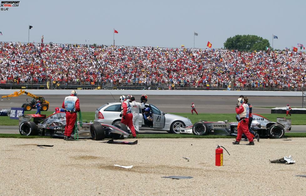 ... denn 2006 kann McLaren nicht mit Renault mithalten. Außerdem entflammt ein interner Kampf zwischen Räikkönen & Montoya. In Indianapolis kollidieren die beiden. Ron Dennis platzt der Kragen: Testfahrer Pedro de la Rosa fährt das Jahr für Montoya zu Ende.