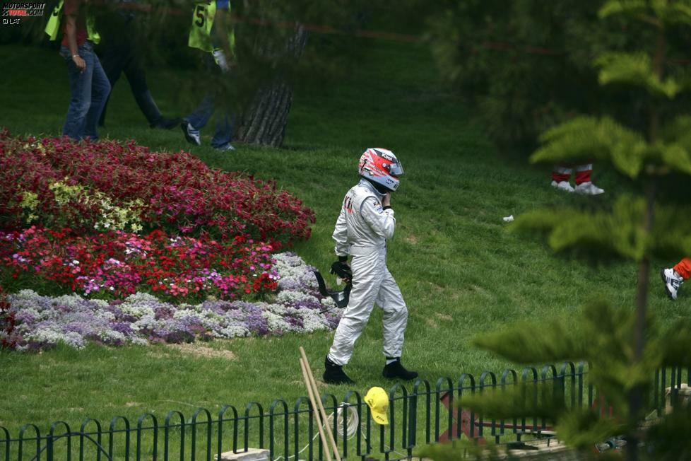 Keine Lust mehr? Das kennt man inzwischen auch von Kimi: Nach dem Ausfall in Monaco 2006 (am Jahresende WM-Fünfter) kehrt er nicht etwa zur McLaren-Box zurück, sondern geht direkt auf seine Jacht.