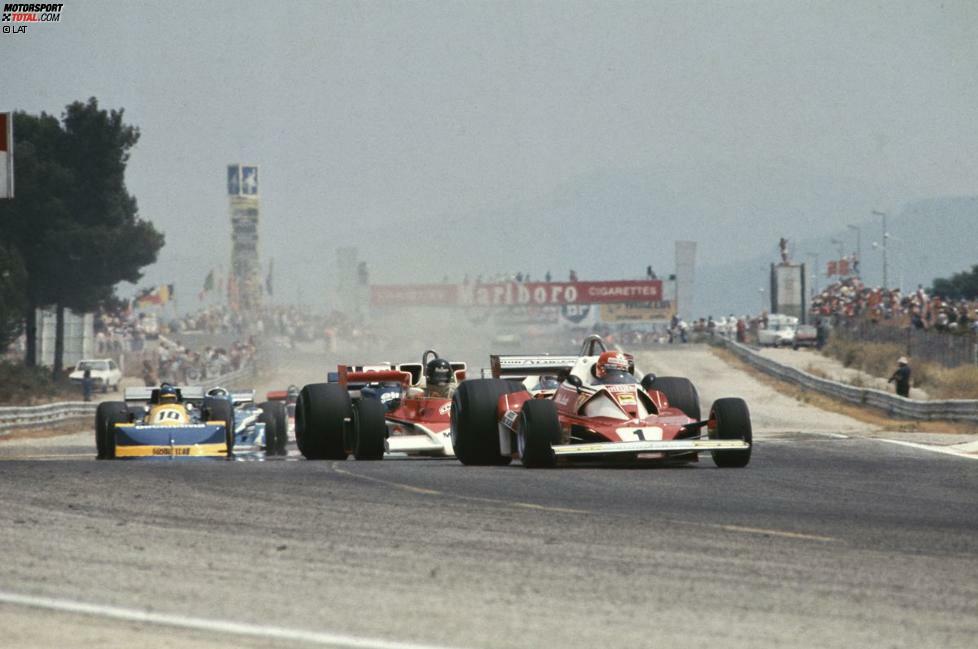 Doch kein Champion ohne Herausforderer: 1976 kam bei McLaren ein Naturtalent empor, das ein kompletter Gegenentwurf zu Lauda war: ein extrovertierter Lebemann, der Partys und hübsche Frauen mindestens genauso liebte wie den Motorsport. Die Saison wurde eine für die Ewigkeit.