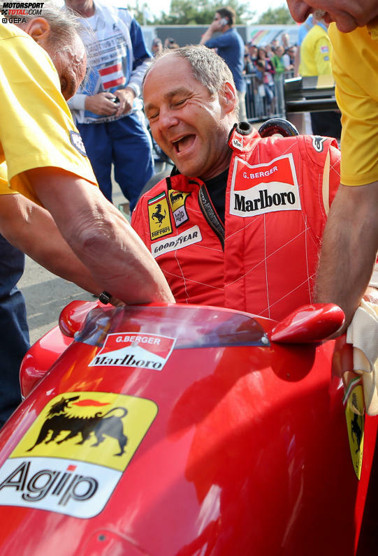 Erstmal überhaupt reinkommen: Gerhard Berger zwängt sich in seinen 1988er-Turbo-Ferrari.
