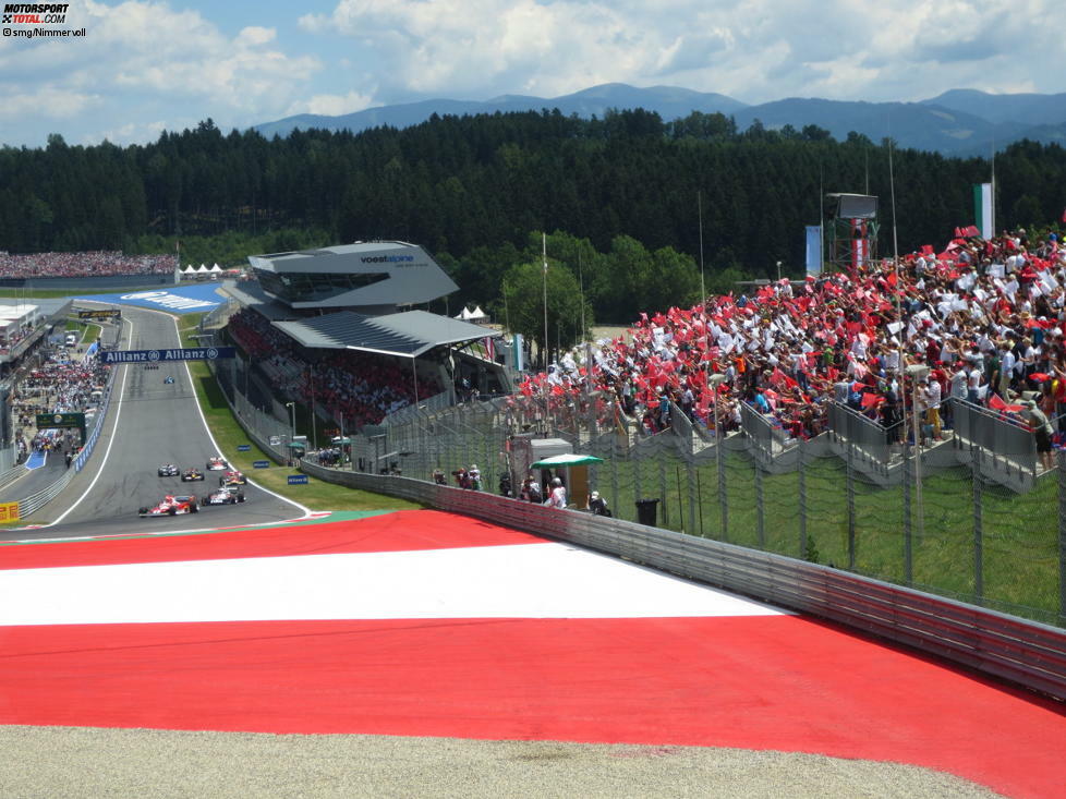 Aber wenn die Legenden erstmal fahren, tobt die Menge: 95.000 Fans mit rot-weiß-roten Österreich-Fahnen jubeln ihren Landsleuten lauter zu als später Sieger Nico Rosberg. Gänsehaut!