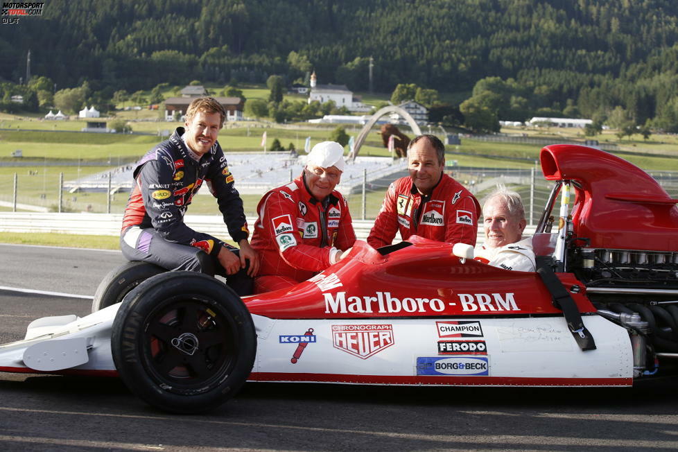 Sebastian Vettel, Niki Lauda, Gerhard Berger und Helmut Marko in dessen Marlboro-BRM.