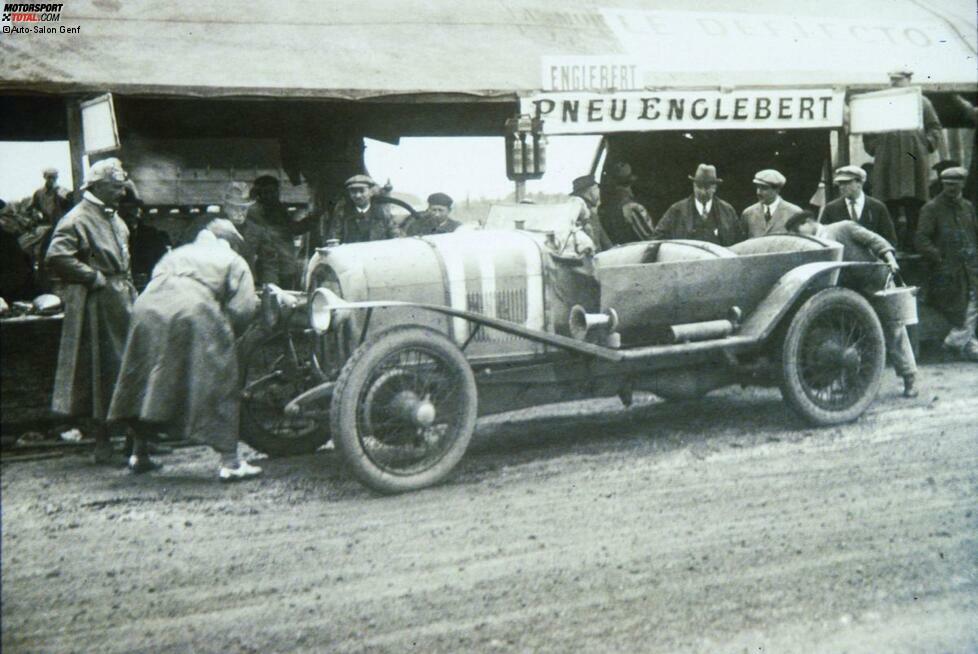 1923: Chenard et Walcker Sport - Die beiden Franzosen Andre Lagache und Rene Leonard gingen als erste Sieger der 24 Stunden von Le Mans in die Geschichte des Motorsports ein. Auf dem Kurs, der damals überwiegend aus langen Geraden bestand, aber schon nahezu die gleiche Streckenführung wie heute hatte, fuhren sie in 24 Stunden 128 Runden.
