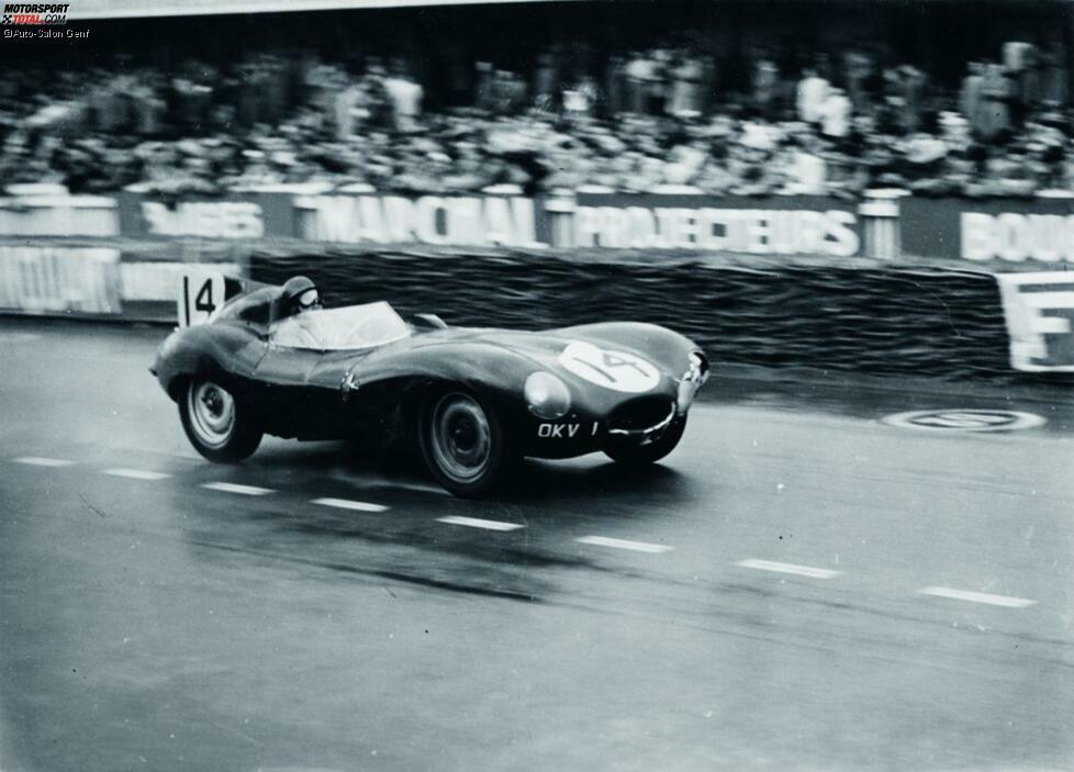 1954: Jaguar D-Type - Selten war das Rennen so spannend wie 1954. Nach über 300 Umläufen waren die beiden erstplatzierten Autos nur durch eine Runde voneinander getrennt. Während die Ferrari-Piloten Josa Froilan Gonzalez und Maurice Trintignant den Sieg feierten, mussten sich die hier gezeigten Duncan Hamilton und Tony Rolt im eleganten Jaguar D-Type mit Platz zwei zufrieden geben.