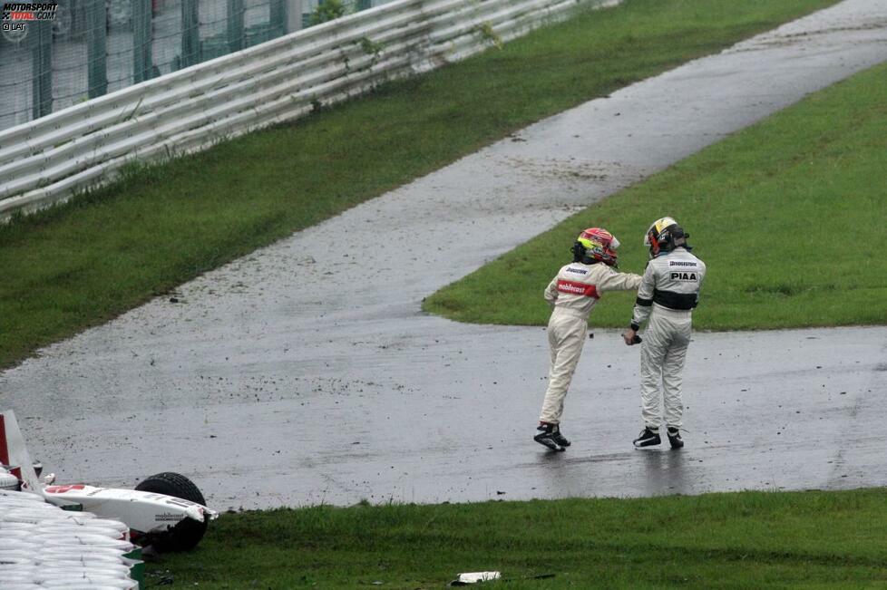 2003 etabliert sich der Deutsche mit Podestplätzen sehr schnell in der Formel Nippon. 2004 folgen die ersten zwei Siege und die Vizemeisterschaft. 2005 gibt es erneut zwei Rennsiege, aber auch unliebsame Begegnungen. Auf diesem Foto zu sehen: Andre Lotterer und Benoit Treluyer diskutieren eine Kollision im Rennen. Die beiden Streithähne von damals verbinden später zahlreiche gemeinsame Erfolge im Le-Mans-Prototypen von Audi.