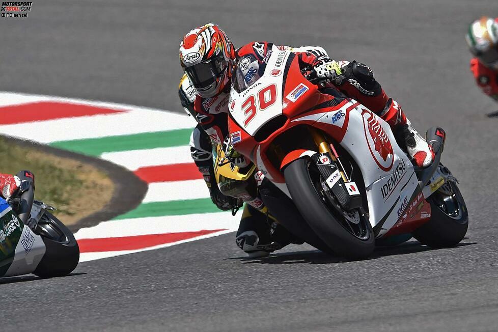 Am linken Bildrand ist der Hinterreifen von Vinales zu sehen. Lüthi berührt den Japaner Takaaki Nakagami (30). 