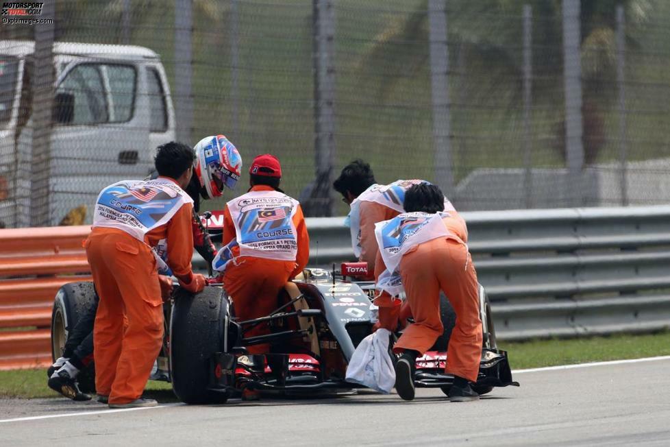 Das fängt ja gut an: Das Lotus-Team, einst mit Geldern des malaysischen Staatskonzerns Proton gegründet (und deswegen mit Spezialaufklebern dekoriert), kommt im Freitagstraining in Sepang erneut kaum zum Fahren. Romain Grosjean und Pastor Maldonado schaffen in den ersten eineinhalb Stunden volle sechs Runden - und keine einzige Zeit.