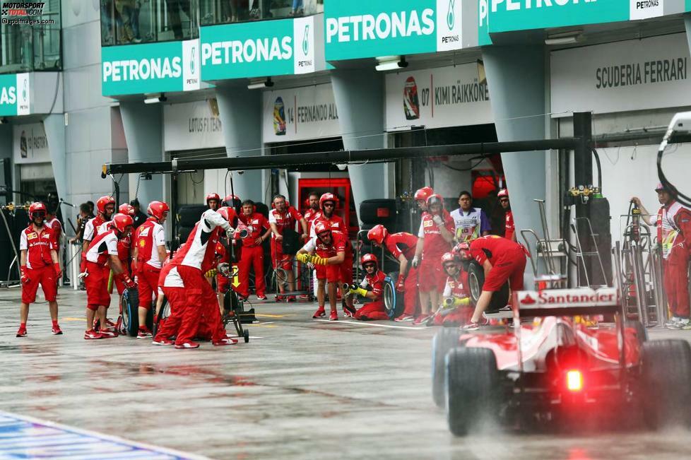 Heimliche Helden des Qualifyings: die Ferrari-Mechaniker. In Rekordzeit von rund fünf Minuten wechseln sie die Spurstange am Wagen von Fernando Alonso, der zuvor Daniil Kwjat die Tür zugeschlagen hat. 
