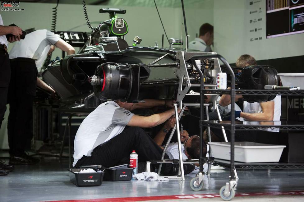 Mit McLaren erwischt die Technik-Seuche am Samstagmorgen auch ein Mercedes-Team. Rennleiter Eric Boullier befürchtet schon, das Qualifying auslassen zu müssen, aber zum Glück stellt sich heraus: Nicht der Antriebsstrang selbst ist das Problem, sondern Sensoren, die falsche Daten liefern - wie schon tags zuvor bei Kevin Magnussen aufgetreten.