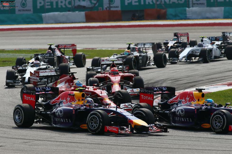 Vettel muss ausgangs zweiter Kurve lupfen, sodass Teamkollege Daniel Ricciardo trotz der zunächst schlechteren Außenbahn an ihm vorbeiziehen kann.