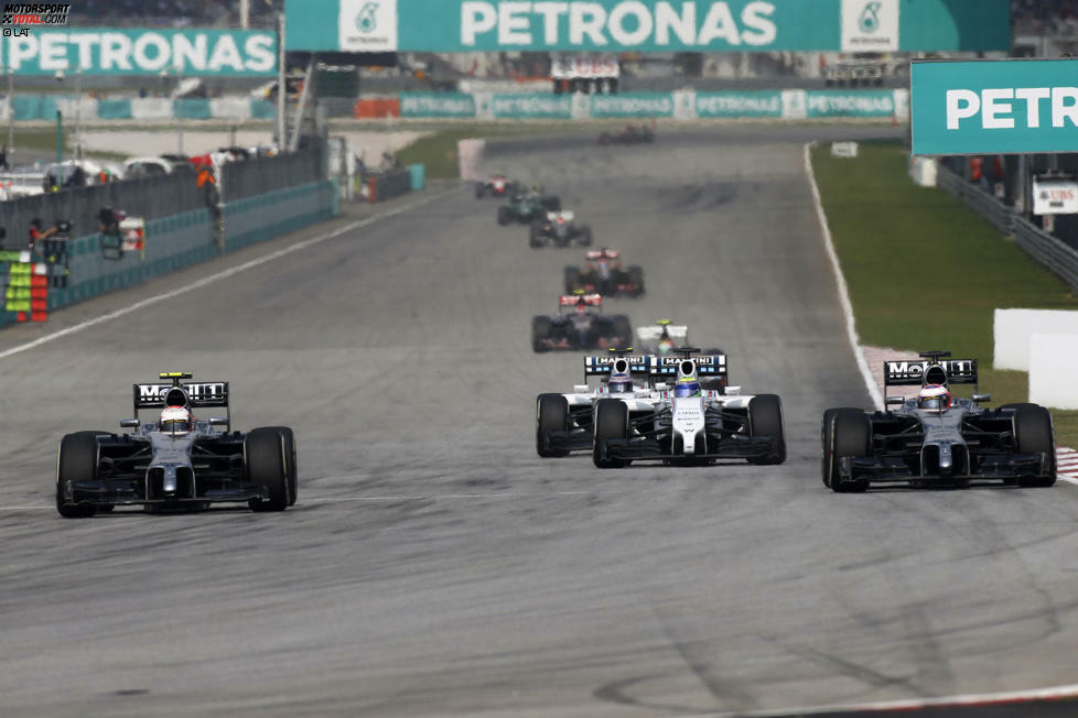 Die beiden Williams, im Renntrimm wieder konkurrenzfähiger als auf die schnelle Einzelrunde, werden in der Anfangsphase hinter dem McLaren-Duo aufgehalten. Bottas wird ungeduldig, macht Druck auf Massa. Der emotionale Brasilianer beschwert sich: 