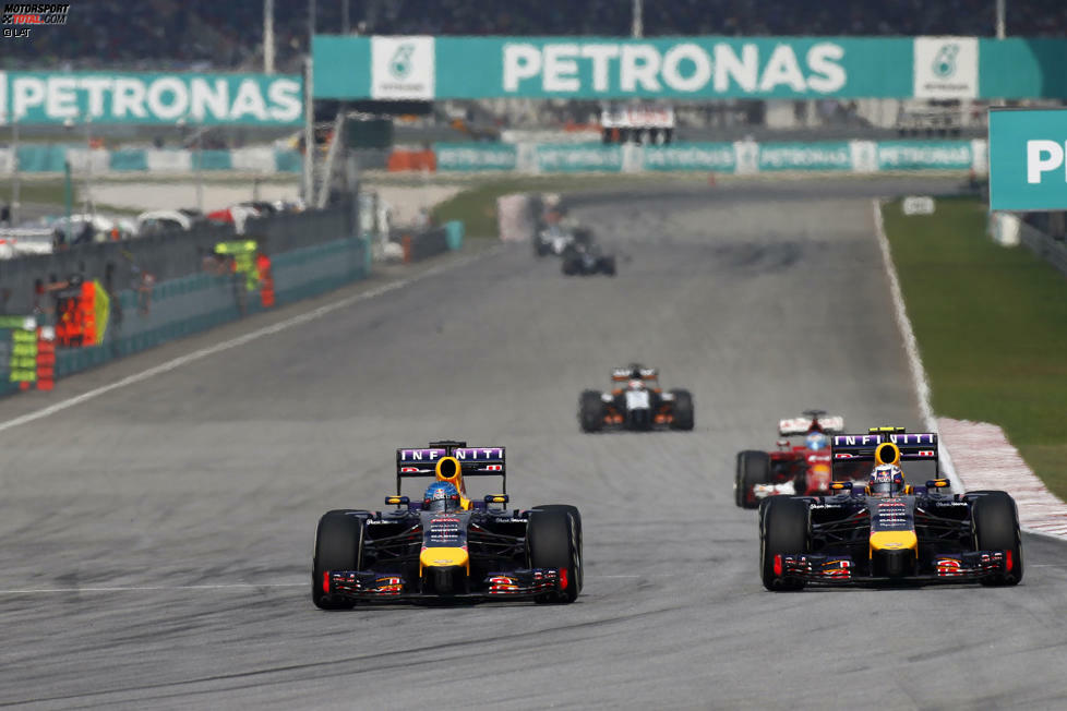 Bereits in der vierten Runde stellt Vettel die natürliche Hackordnung bei Red Bull wieder her, indem er Ricciardo überholt. Der reagiert aber widerwillig auf die Empfehlung des Teams, Vettel nicht zu dicht zu folgen und stattdessen sein Material zu schonen: 