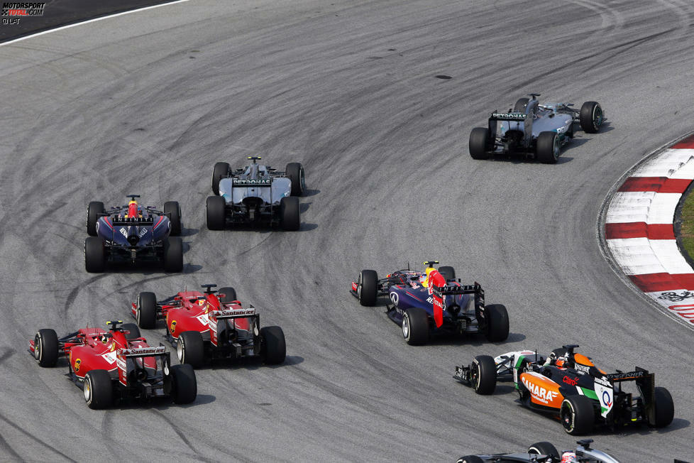 Start zum 16. Grand Prix von Malaysia: Hamilton behauptet seine Pole-Position, dahinter geht Nico Rosberg an Vettel vorbei. Und Nico Hülkenberg greift sich gleich den ersten der beiden Ferraris.