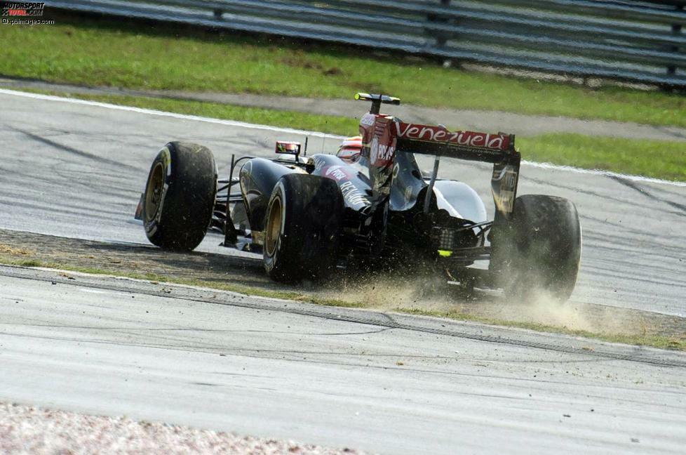 Und es kracht auch am Start: Jean-Eric Vergne schlitzt seinem Landsmann Jules Bianchi den Reifen auf, der deswegen in den Lotus von Maldonado rutscht - und dafür die erste Fünf-Sekunden-Strafe der Formel-1-Geschichte kassiert.