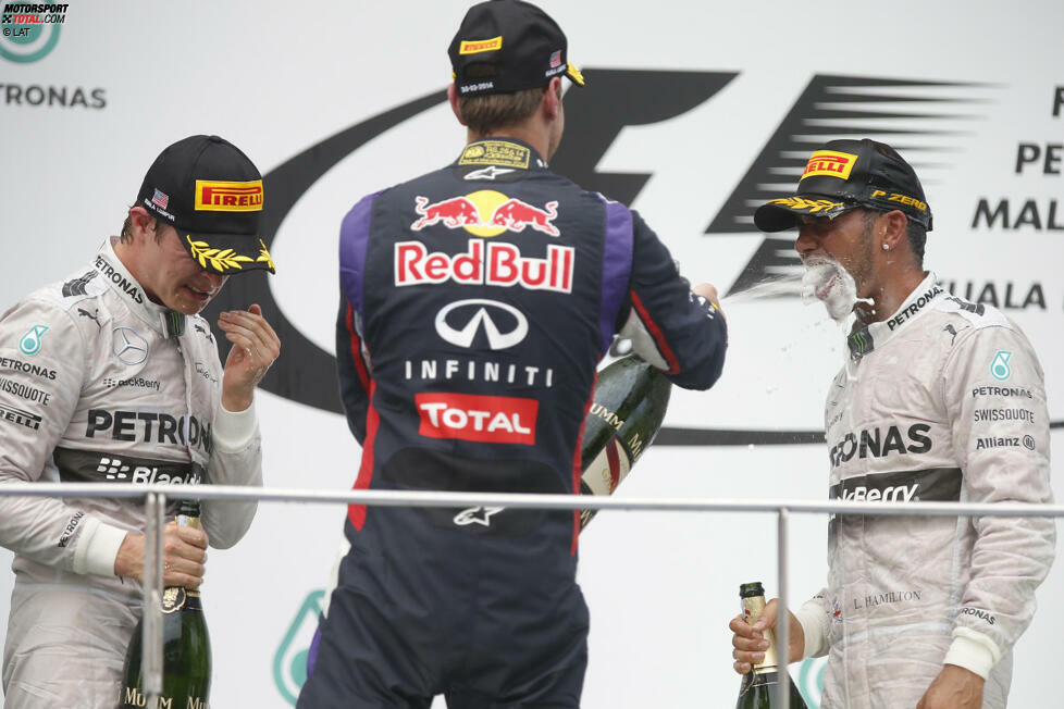 Vettel bleibt nichts anderes übrig, als den Mercedes-Fahrern zu gratulieren und ihnen Schampus in den Mund zu spritzen. Aber er kann dem dritten Platz auch Gutes abgewinnen: 