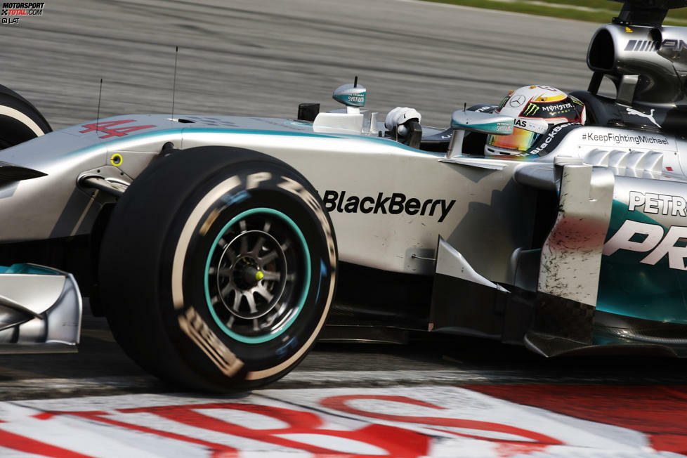 Hamilton zieht indes weiter einsam seine Kreise, hält den Vorsprung konstant über zehn Sekunden und muss sich dafür noch nicht einmal groß anstrengen. Als Rosberg wieder ein paar beruhigende Wagenlängen Vorsprung auf Vettel hat, kommt bei Mercedes die Anweisung an beide Fahrer: Material schonen, Tempo drosseln - in der Hoffnung, dass kein Regen mehr kommt.