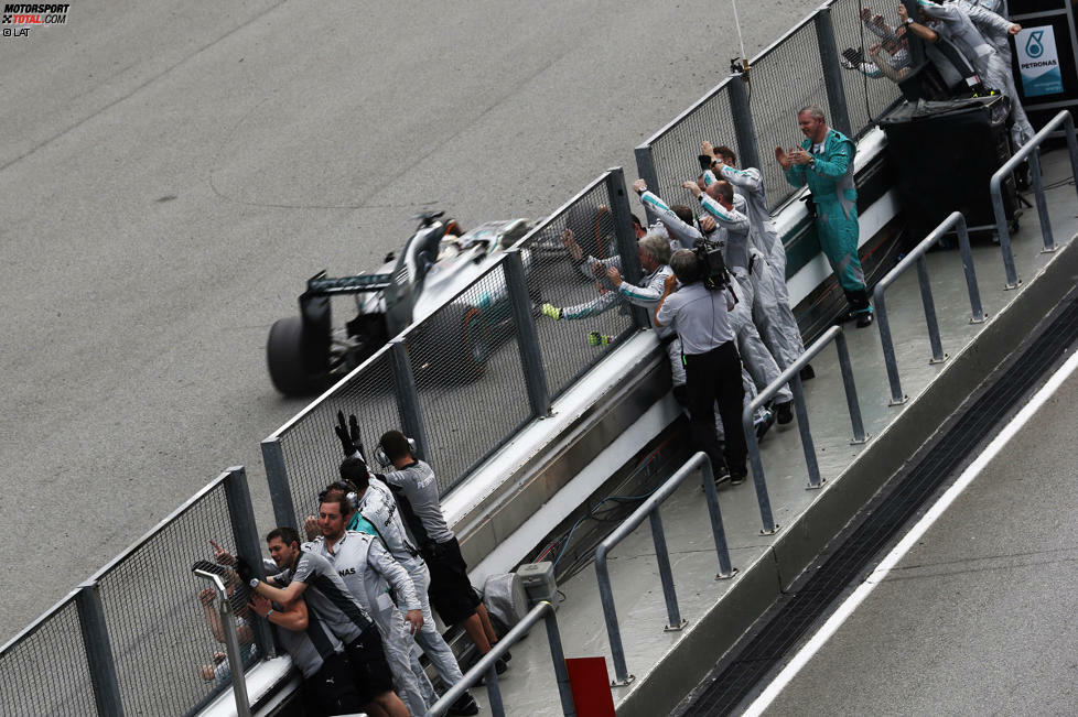 Die Mercedes-Mechaniker jubeln über den ersten Doppelsieg eines Silberpfeil-Werksteams seit Monza 1955. Damals gewann Juan Manuel Fangio vor Piero Taruffi. Gutes Omen: Fangio wurde in jenem Jahr auch Weltmeister.