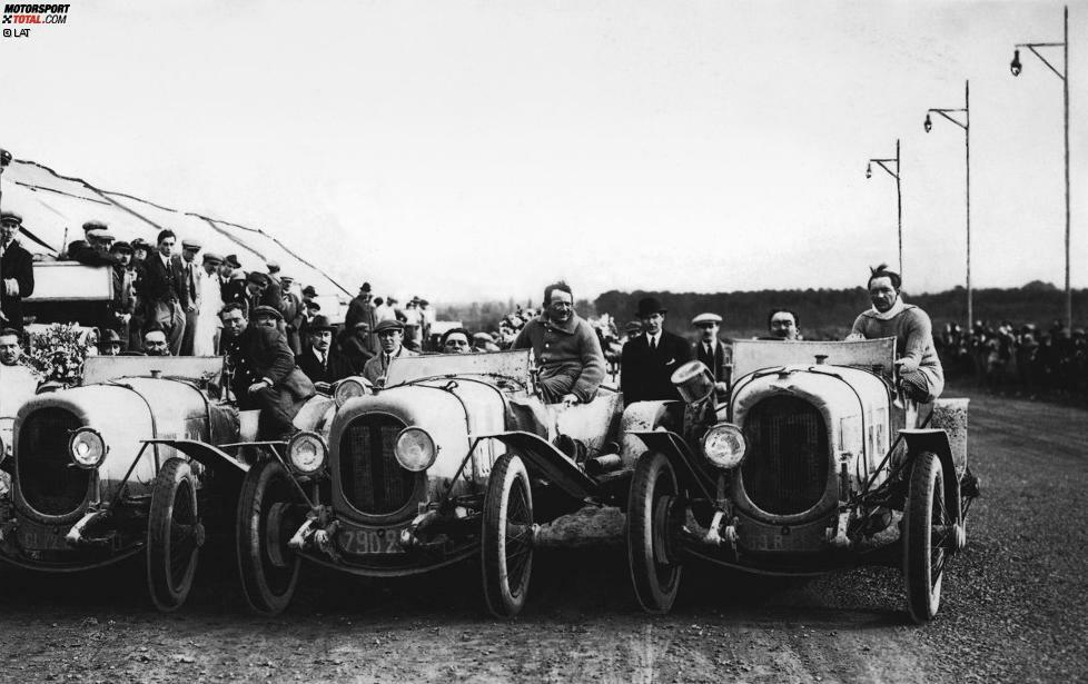 Nun kommen wir zu all jenen Marken, denen bislang nur ein einziger Gesamtsieg an der Sarthe gelungen ist. In dieser Riege sind eher unbekannte Exoten, aber auch einige große Namen der Automobilbranche zu finden. Weniger berühmt ist die Marke Chenard-et-Walcker. Im Modell Sport mit 3,0-Liter-Motor holten Andre Lagache und Rene Leonard 1923 den Sieg beim ersten 24-Stunden-Rennen in Le Mans. Das 1900 gegründete Unternehmen wurde 1950 von Peugeot übernommen.