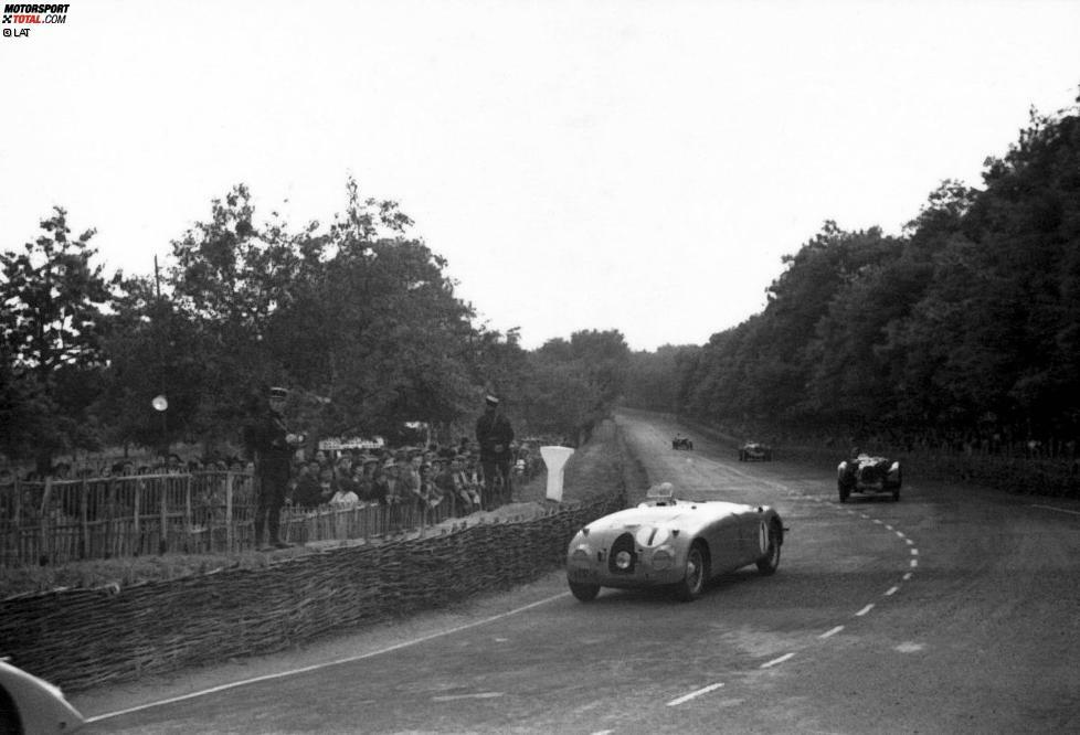 Weitere französische Marken hatten ihre glänzenden Auftritte in Le Mans. Bugatti siegte in den Jahren 1937 und 1939 (Foto). Die Franzosen setzten sich bei der zweiten Triumphfahrt in einem engen Duell gegen die Fahrzeuge der Marken Delahaye, Delage und Talbot durch. Nach Pierre Veyron, dem Sieger von 1939, wird seit dem Jahr 2005 das Topmodell der heutigen Volkswagen-Tochter benannt. Der wuchtige Supersportler Bugatti Veyron 16.4 mit 8,0-Liter-W16-Triebwerk leistet über 1.000 PS.