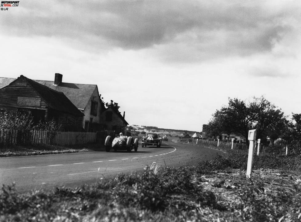 Der Glanzpunkt von Talbot folgte erst viele Jahre später. Die 24 Stunden von Le Mans waren während des zweiten Weltkrieges nicht ausgerichtet worden, erst 1949 nahm man das Rennen wieder auf. Der erste Nachkriegserfolg ging an Ferrari, aber 1950 waren es schließlich Louis Rosier und Jean-Louis Rosier, die Talbot an die Spitze brachten. Selbst die unliebsame Begegnung mit einem Kauz auf der Hunaudieres-Geraden und eine anschließende Reparatur konnten sie nicht stoppen. Kurios: Vater Louis saß 23:15 Stunden im Auto, sein Sohn Jean-Louis nur 45 Minuten!