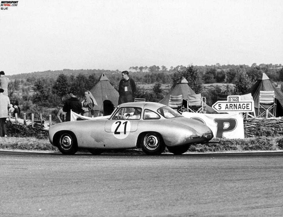 Den einzigen echten Sieg des Herstellers Mercedes fuhren Hermann Lang und Fritz Riess 1952 im 300 SL ein (1989 fuhr man unter der Nennung von Sauber). Die deutsche Werksmannschaft war damals mit ihren 3,0-Liter-Silberpfeilen nicht zu packen. Man feierte einen Doppelsieg an der Sarthe, die besten Verfolger wurden um rund 200 Kilometer abgehängt. Die beiden Deutschen Lang und Riess gehören zu den wenigen Piloten, die gleich beim ersten Le-Mans-Auftritt siegreich waren.