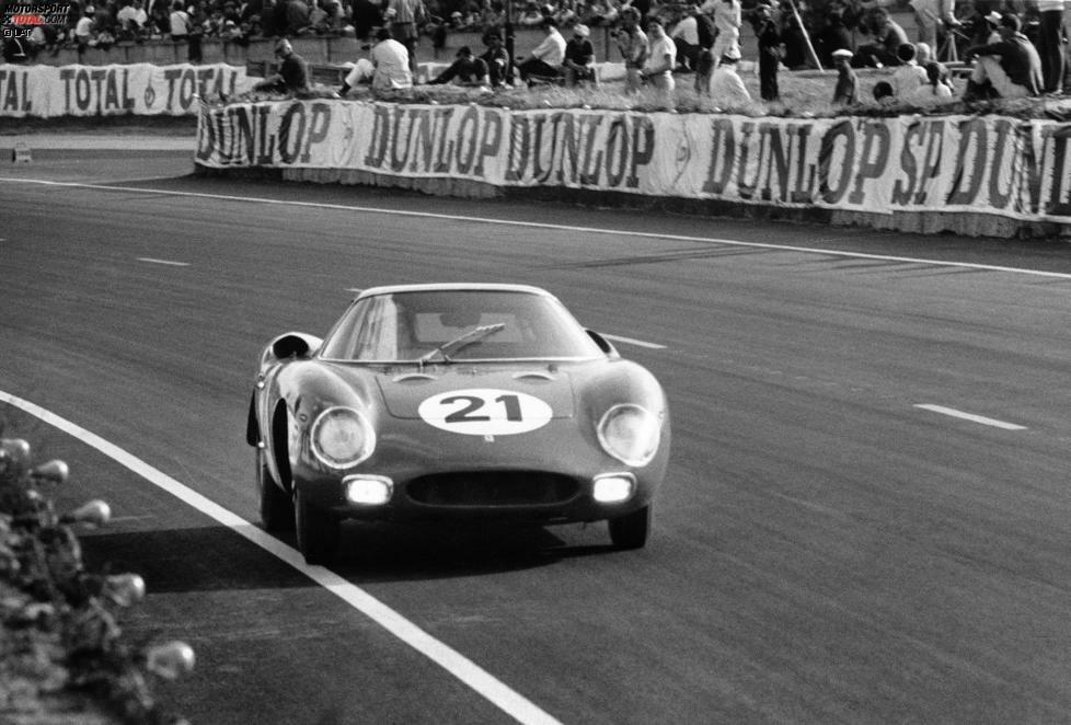 Die goldenen Jahre von Ferrari in Le Mans liegen mittlerweile weit zurück. Die Italiener gewannen zwischen 1949 und 1965 insgesamt neunmal an der Sarthe. Beim bisher letzten Gesamterfolg saßen der Amerikaner Masten Gregory und der spätere Formel-1-Champion Jochen Rindt am Steuer eines Ferrari 250 LM (Foto). Spekulationen zufolge will die Scuderia wieder nach Le Mans zurück. Es halten sich hartnäckig Gerüchte über ein bevorstehendes LMP1-Programm von Ferrari.