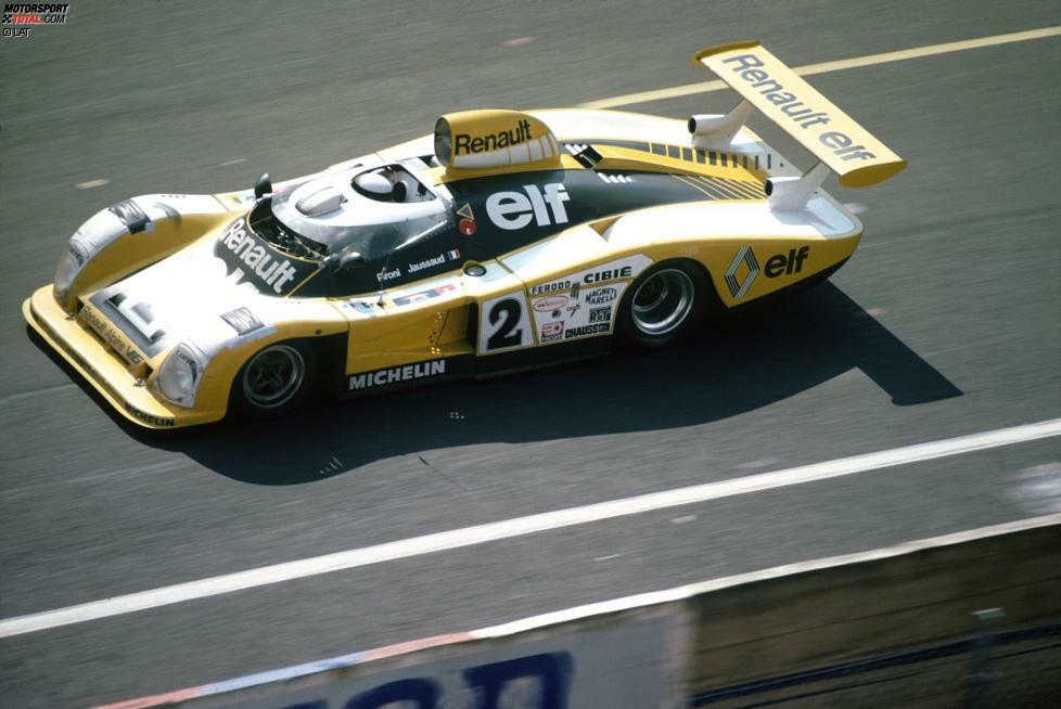 Und nun wird es wieder etwas moderner: der Renault-Alpine sorgte 1978 für französischen Jubel an der Sarthe. Didier Pironi und Jean-Pierre Jaussaud brachten den A442B heil über die Runden und besiegten die Martini-Porsche von Wollek, Ickx, Joest und Co. Für das französische Werksteam war es eine regelrechte Befreiung, nachdem man in den Vorjahren immer wieder Motorschäden erlitten hatte. 1978 hielt der 2,0-Liter-Turbomotor endlich einmal.