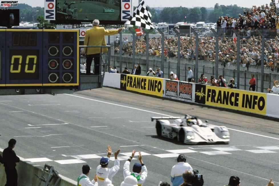 Nach dem Sieg des BMW-Motors im Heck des McLaren 1995 und weiteren Podestplätzen in den Folgejahren kamen die Münchener endlich als Werksteam mit einem eigenen Auto nach Le Mans. 1998 war es soweit, doch beim Debüt schieden beide BMW V12 Le Mans aus. Ein Jahr später der große Triumph: Jockel Winkelhock, Pierluigi Martini und Yannick Dalmas feierten 1999 im V12 LMR den umjubelten Erfolg, der hart erarbeitet war. Vor allem Toyota hatte BMW das Leben sehr schwer gemacht.