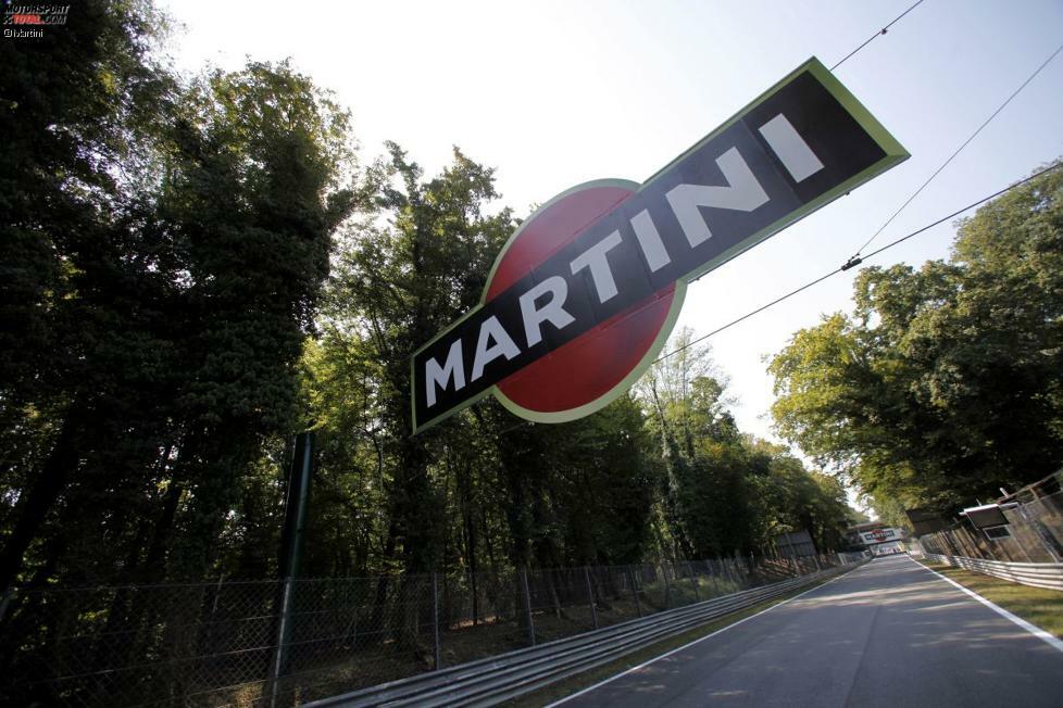 Der Königsklasse blieb Martini wie hier im italienischen Monza als Banden- und Eventsponsor erhalten. Doch nicht nur die Formel 1 prägte den Mythos Martini im Motorsport, schließlich waren die Designs auch auf Rennwagen vieler anderer Klassen zu sehen.
