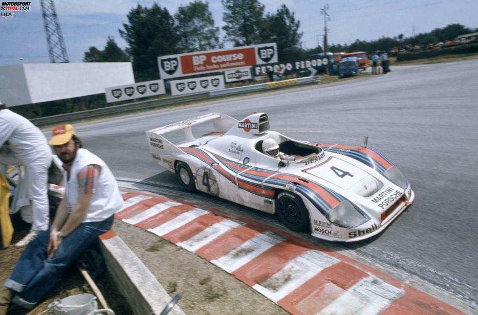 Und weiter ging es mit dem Sammeln von Flaschen, auch wenn in denen eher Champagner steckte als Martini: Der Porsche 936 siegte 1976 und 1977 bei den 24 Stunden von Le Mans. Die Verbindung zwischen Zuffenhausen und dem Unternehmen manifestierte sich und hat bis heute Bestand.
