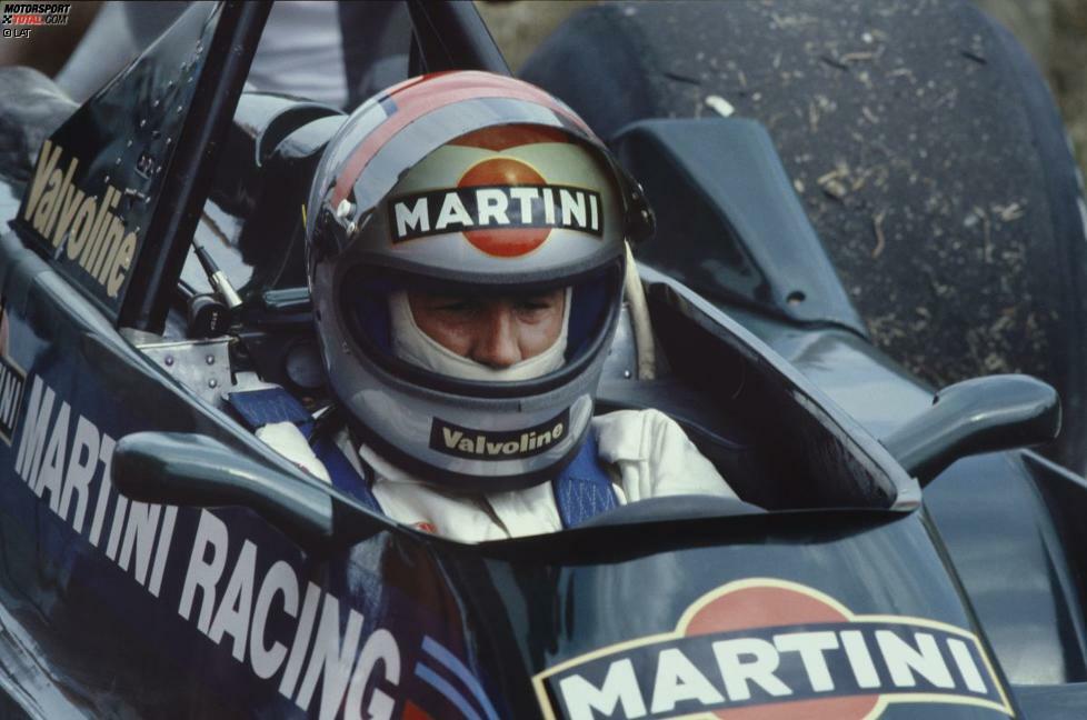 ...auch wenn Martini dafür etwas Schwarzmalerei betreiben musste. 1979 waren Mario Andretti als amtierender Weltmeister und erneut Carlos Reutemann im Lotus mit Martini-Stickern unterwegs. Das traditionelle Design war dem Erbe des Sponsorenvorgängers John Player Special gewichen, der mit seinem Schwarz-Gold eine ähnliche Ikone geschaffen hatte.