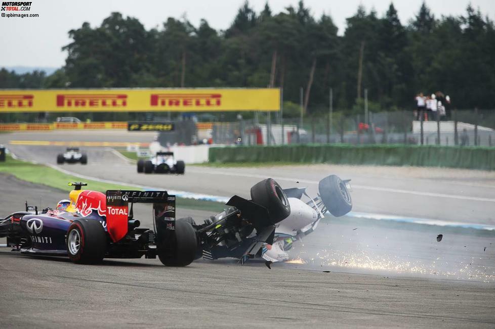 Daniel Ricciardo im Red Bull muss ausweichen und kommt haarscharf am austrudelnden Williams vorbei.