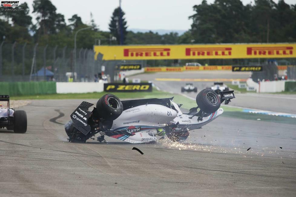 Felipe Massa hat bei seinem Überschlag doppelt Glück. Zum einen...