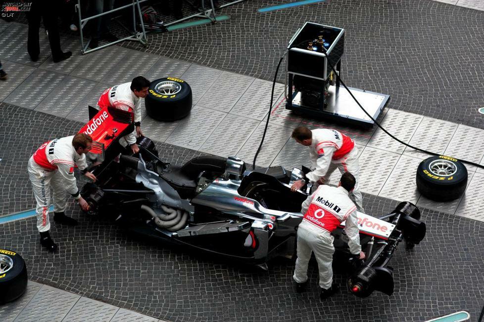 Im Sony-Center im Herzen der deutschen Hauptstadt tragen die Mechaniker den MP4-26 in Einzelteilen heraus und montieren das Auto vor den Augen der staunenden Zuschauer.