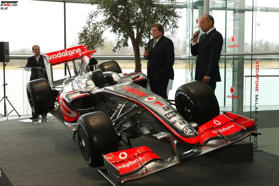 2009: Norbert Haug und Ron Dennis stellen den MP4-24 vor. Letzterer bereitet zu diesem Zeitpunkt schon die Übergabe an Martin Whitmarsh vor.