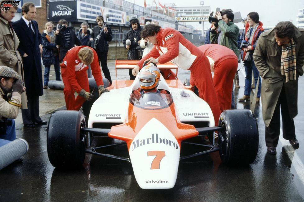 1981 ging's noch ohne Glitter & Glamour: Im ersten Jahr unter Neo-Teamchef Ron Dennis (links) trat zunächst nur John Watson mit dem neuen MP4 an, dem ersten McLaren-Chassis aus Kohlefaser. In Silverstone gelang ihm damit der erste McLaren-Sieg seit 1977. Teamkollege Andrea de Cesaris musste die ersten Rennen noch mit dem alten M29 bestreiten, der von Gordon Coppuck entwickelt worden war.