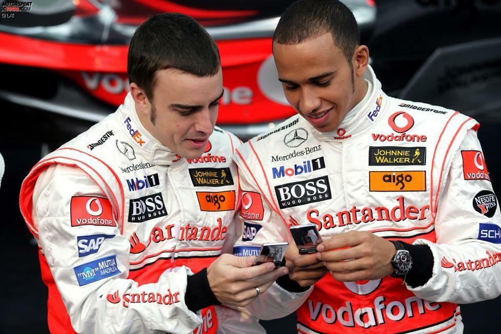 Die hatte man sich aber nicht selbst erarbeitet, sondern Fernando Alonso brachte sie von Renault mit. Zwischen dem Spanier und Teamkollege Lewis Hamilton, bei der millionenschweren Vodafone-Präsentation in Valencia noch ein Herz und eine Seele, kam es im weiteren Saisonverlauf zum berühmten 