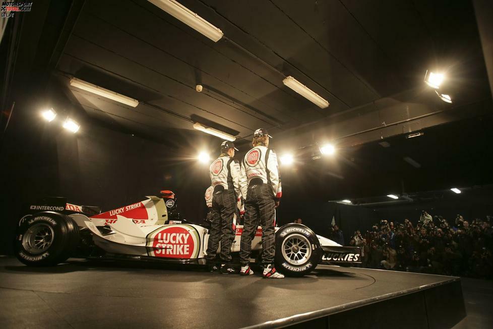 2005: Doch die Kehrseite der Medaille lässt nicht lange auf sich warten: Im Jahr darauf gibt es erst beim zehnten Saisonrennen die ersten Punkte für das Team, zwischenzeitlich findet die FIA sogar einen Zusatztank im Boliden und sperrt BAR für die Rennen in Barcelona und Monaco.