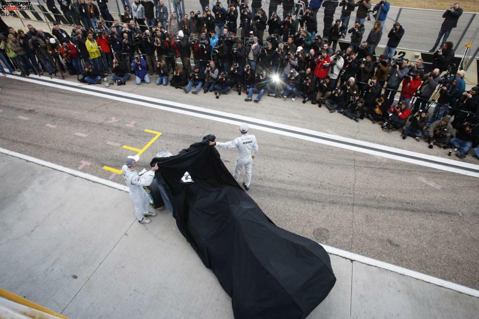 2011: Doch auch in Brackley ist die Zeit der aufwändigen Honda-Präsentationen vorbei, und Mercedes schickt die beiden Deutschen einfach nur noch vor die Garage. Mit dem W02 gelingt dem Team in der Saison kein Podestplatz - Ziel verfehlt.