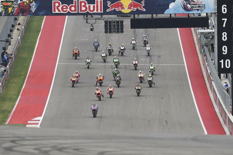 Die Natur sorgt auch gleich für eine kuriose Situation beim Start: Weil Mücken das Visier von Jorge Lorenzo verkleben, reißt er in der Startaufstellung eine Folie ab. Das bringt ihn aus der Konzentration. Die Folge: Lorenzo fährt Sekunden zu früh los.