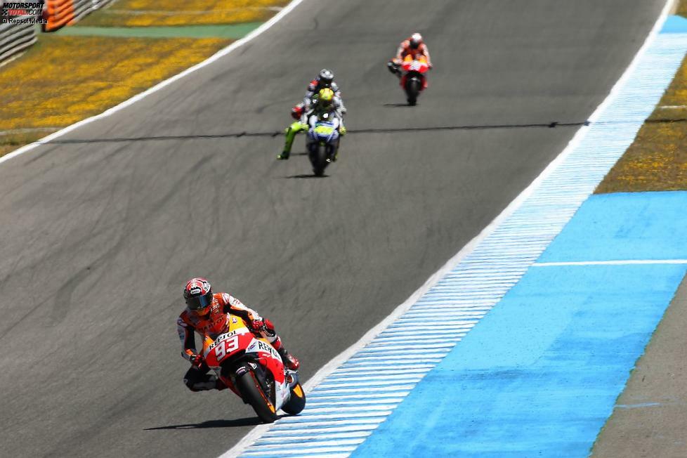 Nach dem spannenden Rennbeginn kann sich Marquez von seinen Verfolgern absetzen. Hinter dem 21-jährigen Spanier enwickelt sich zwischen Rossi, Lorenzo und Pedrosa ein Dreikampf um Platz zwei.