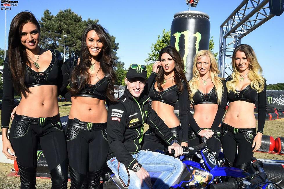 Vielleicht ist Bradl aber auch einfach nur vom Anblick dieser Damen des Grand-Prix-Hauptsponsors entzückt. Übrigens: In diesem Bild haben wir den MotoGP-Piloten Pol Espargaro versteckt. Finden sie ihn...?