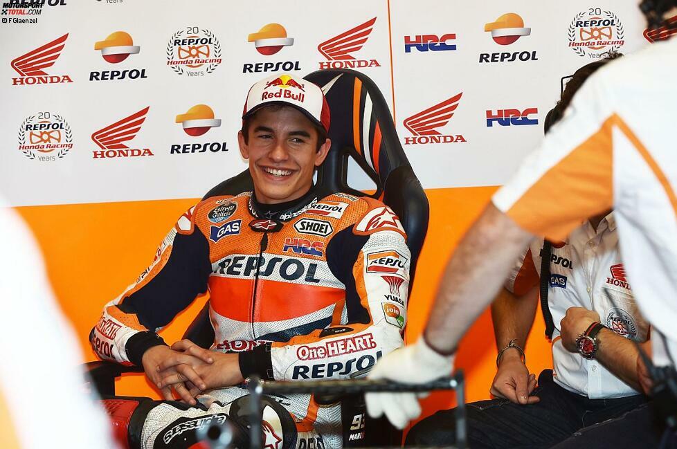 Weltmeister Marquez lässt sich durch das Wetter nicht die Laune vermiesen. Der Spanier beendet den ersten Tag als Schnellster und geht damit als Favorit für die Pole-Position in dne Samstag.