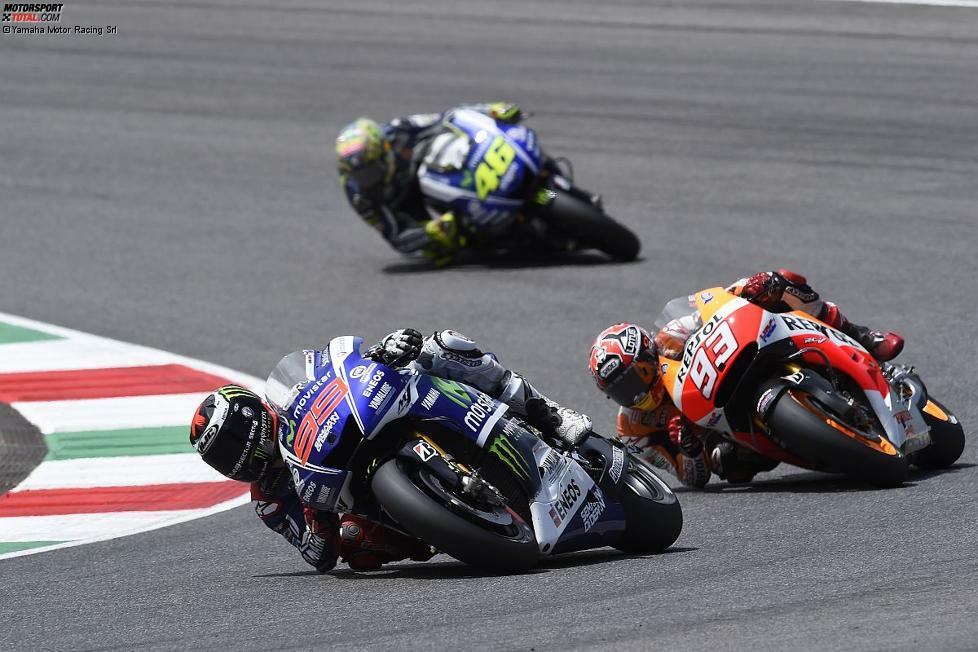 An der Spitze setzen sich Lorenzo und Marquez ab. Rossi kämpft sich nach wenigen Runden auf Position drei vor und nimmt die Verfolgung der beiden Spanier auf.