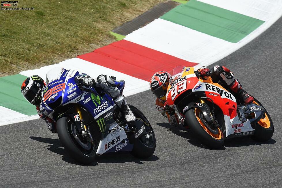 Die Führung wechselt in den finalen Runden mehrfach. Marquez ist auf der Geraden deutlich schneller, doch Lorenzo kann beim Anbremsen immer wieder kontern.